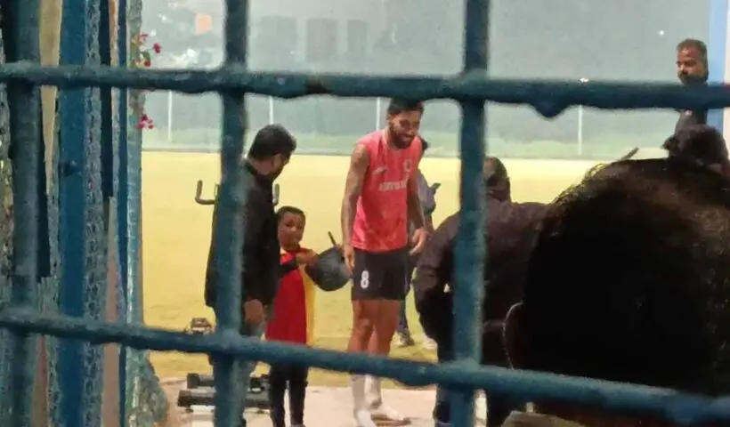 east-bengal-open-training-miguel-ferreira-meets-young-fan-rideep