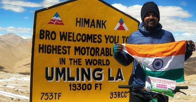 Akshay bhagat climbs worlds highest pass umlingla