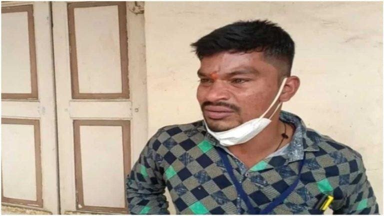 স্ত্রীর ভোট না পাওয়ায় গণনা কেন্দ্রেই ভেঙে পড়লেন পঞ্চায়েত প্রধান পদপ্রার্থী সন্তোষ 