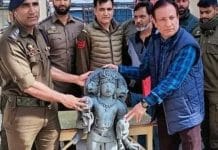 Kashmir: কাশ্মীরে নদী থেকে উদ্ধার প্রাচীন দেবীমুর্তি An ancient idol recovered from a river in Kashmir