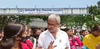 Purba Medinipur: Students protest to stop the transfer of headmaster