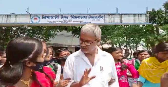Purba Medinipur: Students protest to stop the transfer of headmaster