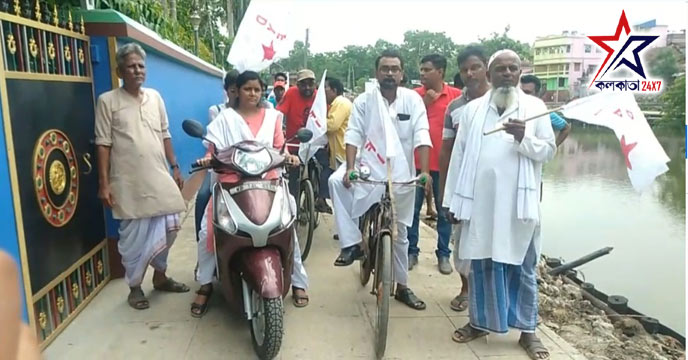 Meenakshi Mukherjee's bike procession in front of Anis Khan's house