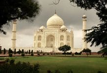 আগ্রায় বিনামূল্যে তাজমহল দেখতে পারেন, সুযোগ ২৫ নভেম্বর পর্যন্ত temple in the Taj Mahal