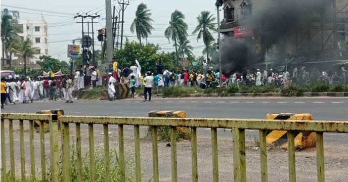 Road blockade in Kolkata due to insulting Hazrat Mohammad