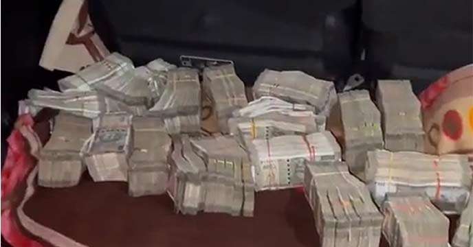huge gold and cash recovered from Jharkhand Congress mlas car in howrah