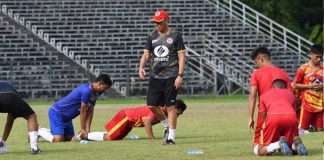 Stephen Constantine coaching East Bengal team