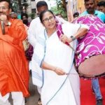 মমতা বন্দ্যোপাধ্যায়ের লেখা থিম সং নিয়ে মুখর কলকাতার পুজো