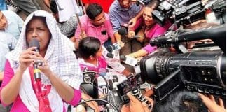 Cpim youth leader Minakshi Mukherjee is new face against mamata banerjee