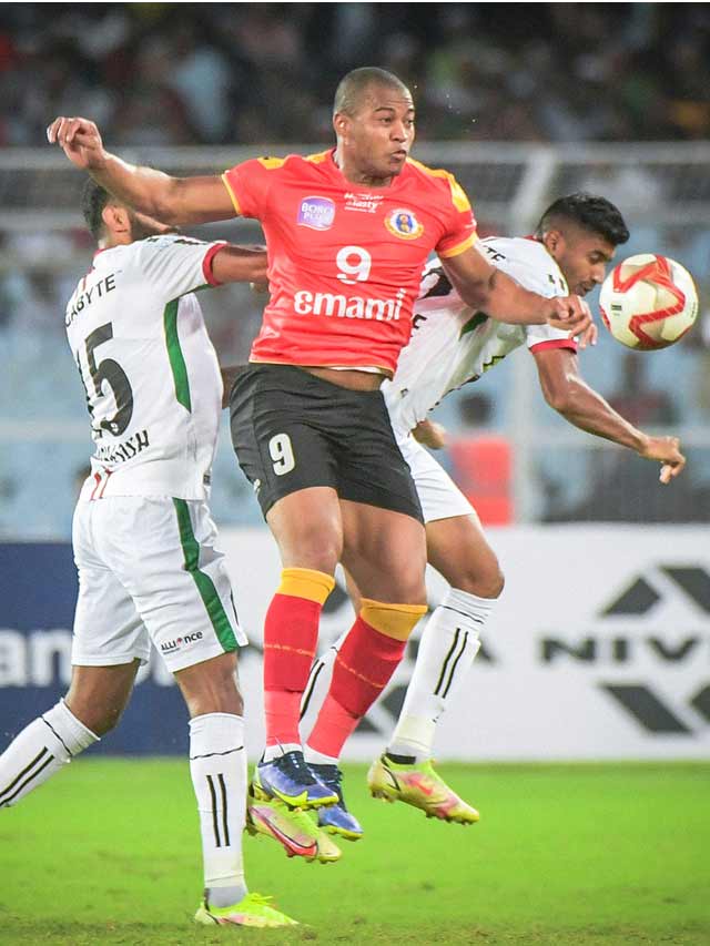 emami-east-bengal-fans-on-colado-and-eliandro