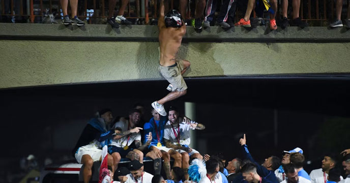 Argentine fans leap from bridge