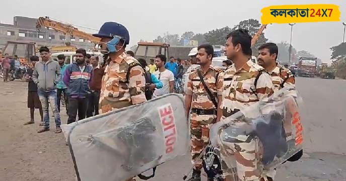 After road accident some people attacked traffic police Booth in bardhaman