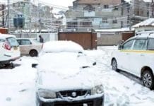 Kashmir Weather updates: সাদা বরফে ঢেকেছে কাশ্মীর, উড়ান বাতিল, জাতীয় সড়কও বন্ধ Heavy snowfall in Kashmir