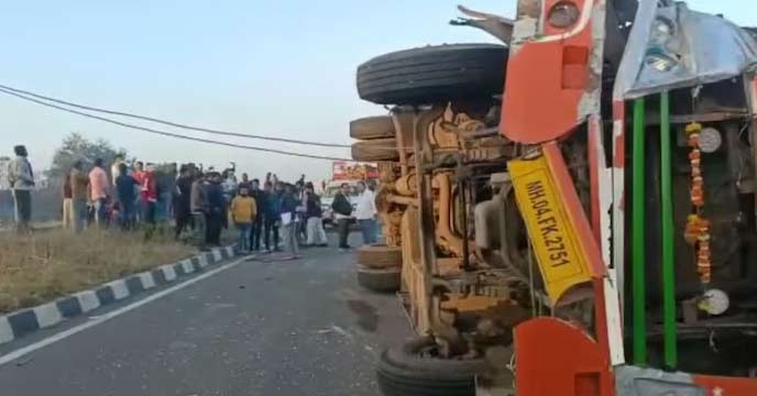 bus-truck collision on Nasik highway