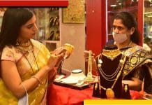 Gold Price: রেকর্ড উচ্চতায় সোনার মূল্য, বিনিয়োগকারীদের কী করা উচিত? gold price women
