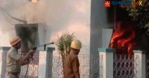 প্রাথমিক তদন্তে অনুমান, শর্ট সার্কিট থেকে আগুন লাগতে পারে।  মঙ্গলবার সকাল সাড়ে ছ'টা নাগাদ পুড়ে ছারখার হয়ে গেছে পুরুলিয়া পুলিশ দফতরের গোয়েন্দা বিভাগ।