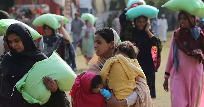 Crowd gathers to get free flour in Pakistan Punjab province, causing chaos
