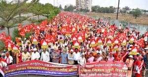 বুধবার হাজার হাজার কৃষক তাদের দাবির জন্য মুম্বইয়ের দিকে মিছিল করে (Kissan March) থানে জেলায় প্রবেশ করেছে। অল ইন্ডিয়া কিষান সভা (AIKS) এর নেতৃত্বে হাজার হাজার কৃষক এই প্রতিবাদে অংশ নিচ্ছেন৷