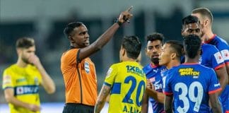 আইএসএলে বেঙ্গালুরু এফসির মুখোমুখি হয় কেরালা ব্লাস্টার্স। সেই ম্যাচ নিয়ে প্রথম থেকেই উন্মাদনা চরমে ছিল সকলের মধ্যে। তবে প্রথমদিকে সমস্ত কিছু ঠিক থাকলেও ম্যাচের দ্বিতীয়ার্ধে কেরালার বক্সের বাইরে ফ্রি কিক পায় সুনীল ছেত্রীর বেঙ্গালুরু। এই পর্যন্ত সমস্ত কিছু ঠিক থাকলেও রেফারির বাঁশি বাজানোর আগেই ফ্রি কিকে বল জড়িয়ে দেন দলের অধিনায়ক।