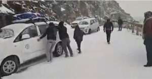 ভারত-চিন সীমান্তের সিকিমের (Sikkim) অংশে প্রবল তুষারপাত পর্যটকদের সাময়িক আনন্দ দিয়েছিল। কিন্তু প্রকৃতির খেয়ালে আপাতত তুষার চাপা পড়েছে আনন্দ।