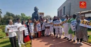 তৃণমূল কংগ্রেস (TMC) প্রতিনিয়ত কংগ্রেস থেকে দূরত্ব বজায় রাখছে। সংসদ (Parliament) অধিবেশন চলাকালীন কংগ্রেসের নেতৃত্বে ডাকা বিরোধী দলগুলির বৈঠকে যোগ দিচ্ছেন না তৃণমূল কংগ্রেসের সাংসদ ও প্রতিনিধিরা।