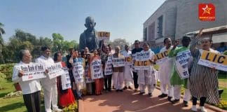 তৃণমূল কংগ্রেস (TMC) প্রতিনিয়ত কংগ্রেস থেকে দূরত্ব বজায় রাখছে। সংসদ (Parliament) অধিবেশন চলাকালীন কংগ্রেসের নেতৃত্বে ডাকা বিরোধী দলগুলির বৈঠকে যোগ দিচ্ছেন না তৃণমূল কংগ্রেসের সাংসদ ও প্রতিনিধিরা।