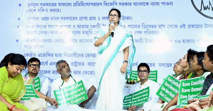 West Bengal Chief Minister Mamata Banerjee addressing the press