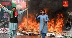 রাতভর মার খেয়ে বেলা গড়াতে হাল ছাড়ল পাক পুলিশ। এখনও গ্রেফতার করা যায়নি প্রাক্তন পাক প্রধানমন্ত্রীকে (বুধবার বেলা ১১টা পর্যন্ত)। Pakistan পুলিশ হাল ছাড়ার পর এবার লাহোরের অবরুদ্ধ জামান পার্ক ঘিরছে আধা সেনা।