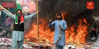 রাতভর মার খেয়ে বেলা গড়াতে হাল ছাড়ল পাক পুলিশ। এখনও গ্রেফতার করা যায়নি প্রাক্তন পাক প্রধানমন্ত্রীকে (বুধবার বেলা ১১টা পর্যন্ত)। Pakistan  পুলিশ হাল ছাড়ার পর এবার লাহোরের অবরুদ্ধ জামান পার্ক ঘিরছে আধা সেনা।