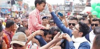 Scuffle Breaks Out Among Trinamool Workers Over Votes in Front of Abhishek Bandyopadhyay in Karnadighi