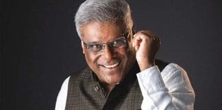 Actor Ashish Vidhyarthi eating BadaPao on roadside