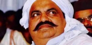 Atiq Ahmed addressing a crowd