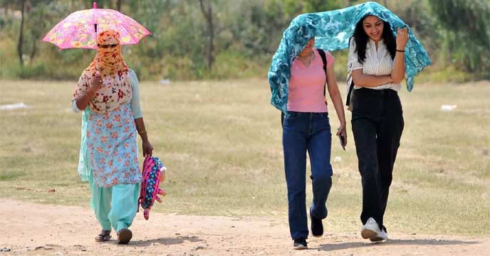 Girls walking in the scorching heat during a heatwave