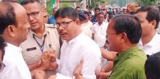 West Bengal MLA Khageshwar Roy pickpocketed before Abhishek Banerjee's Sangyog Yatra meeting