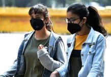 COVID-19: আবার করোনা ভয়! একদিনে ১২৫৯১ নতুন আক্রান্তে আতঙ্ক বাড়ছে A girl wearing a mask to protect against COVID-19 in India