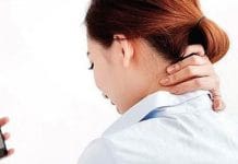 Avoid neck pain: স্মার্টফোনে মুখ গুঁজে কোমর-ঘাড় ব্যথা! নিয়ম করতে হাঁটতে বলছেন বিশেষজ্ঞরা neck pain smartphone usage