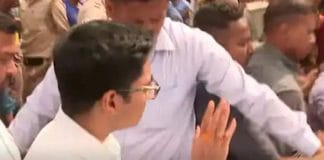 Malda: TMC supporters protest by blocking Abhishek's convoy, alleging party leaders are stealing crores of rupees