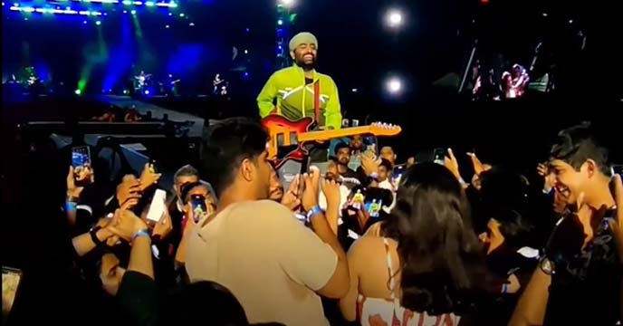 Arijit Singh's Heartfelt Response to Marriage Proposal Leaves Young Woman Speechless