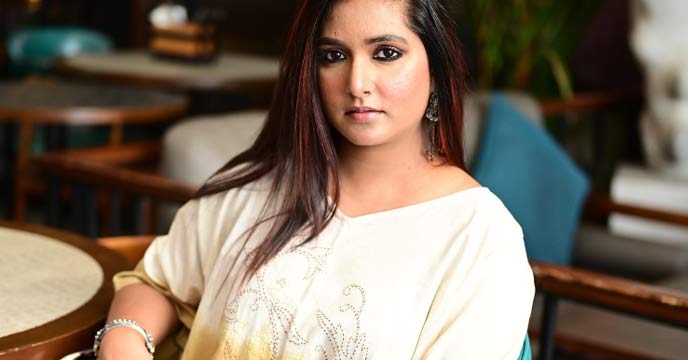 Viral Photo Alert: Bengali Rockstar Somlata Acharyya's Stunning Picture Breaks the Internet