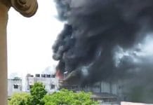 Kolkata : রাজভবনের কাছে আগুনে-মানুষে যুদ্ধ চলছে A terrible fire broke out near the Raj Bhavan in Kolkata Dharmatala