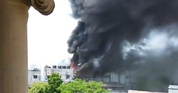 A terrible fire broke out near the Raj Bhavan in Kolkata Dharmatala