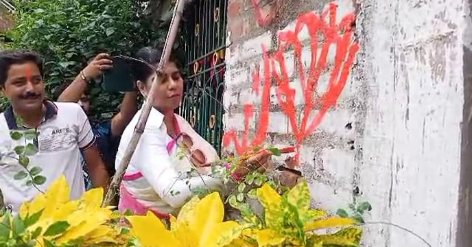 BJP's Bharti Ghosh painted a lotus on the wall of CPIM