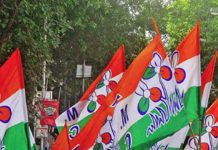উলট পুরাণ! তৃণমূল সমর্থকের বাড়িতে সাদা থান tmc