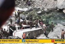 Ladakh Tragedy: লাদাখে সেনার গাড়ি খাদে পড়ে মৃত ৯ জওয়ান 9 Soldiers Feared Dead as Army Vehicle Falls Into River