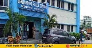 ফের বিতর্কে রাজ্য পুলিশ। মুর্শিদাবাদের (Murshidabad) নবগ্রামে থানায় পিটিয়ে মারার অভিযোগ ঘিরে বিতর্কের মাঝে আবার চাঞ্চল্যকর ঘটনা।