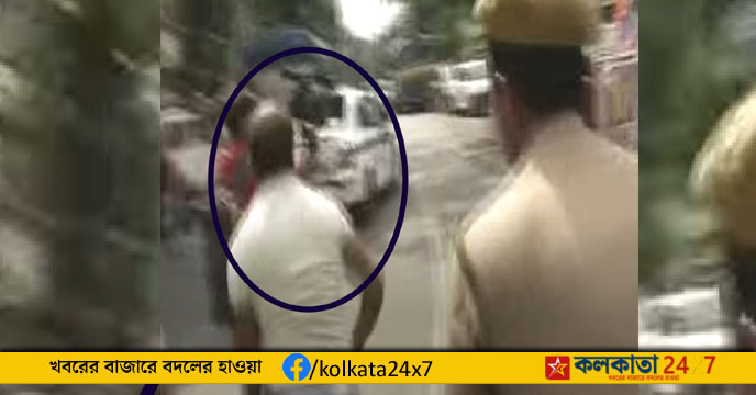 Kolkata: পুলিশের বাধা কেটে মমতার বাড়ির দিকে দৌড় চাকরিপ্রার্থীদের