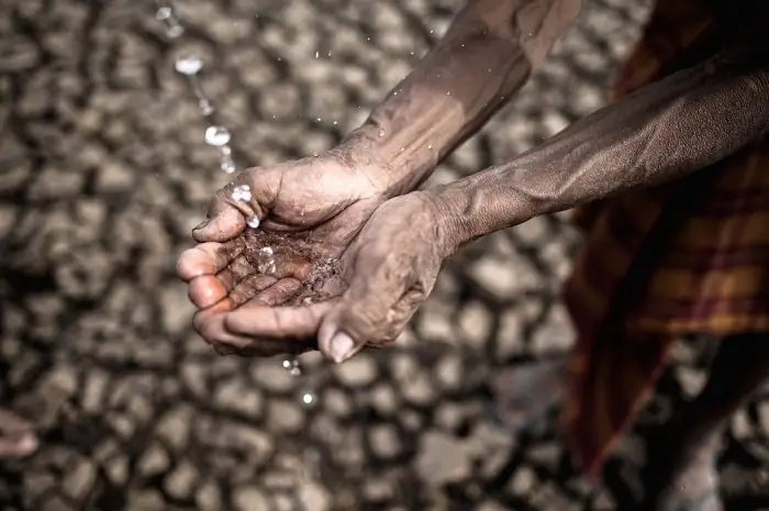 elderly men are exposed rainwater dry weather global warming Bangladesh: একটা জিন্স প্যান্ট বানাতে লাগে ১০ হাজার লিটার জল! বাংলাদেশ হবে মরুভূমি