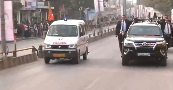 PM Narendra Modi Halts Convoy