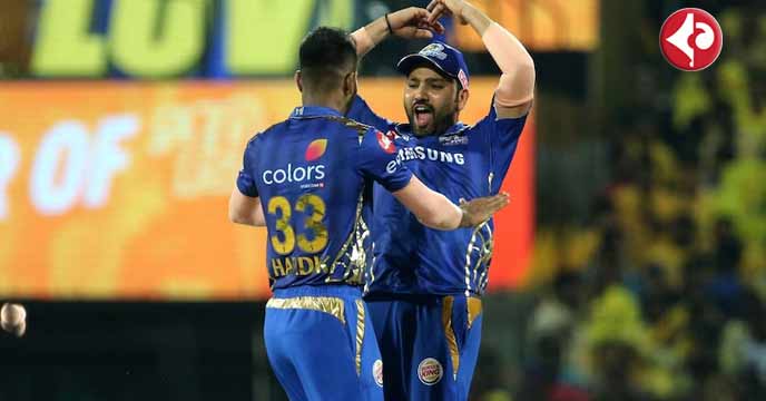 Rohit raised his finger and spoke to Hardik on the field