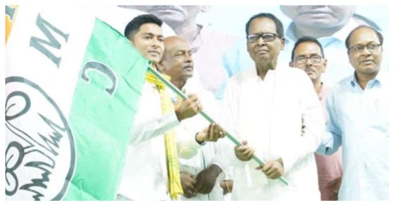 মোদীর বঙ্গসফরের দিন বিজেপিতে বড় ভাঙন! ঝাড়গ্রামের বিদায়ী সাংসদ তৃণমূলে kunar hembram